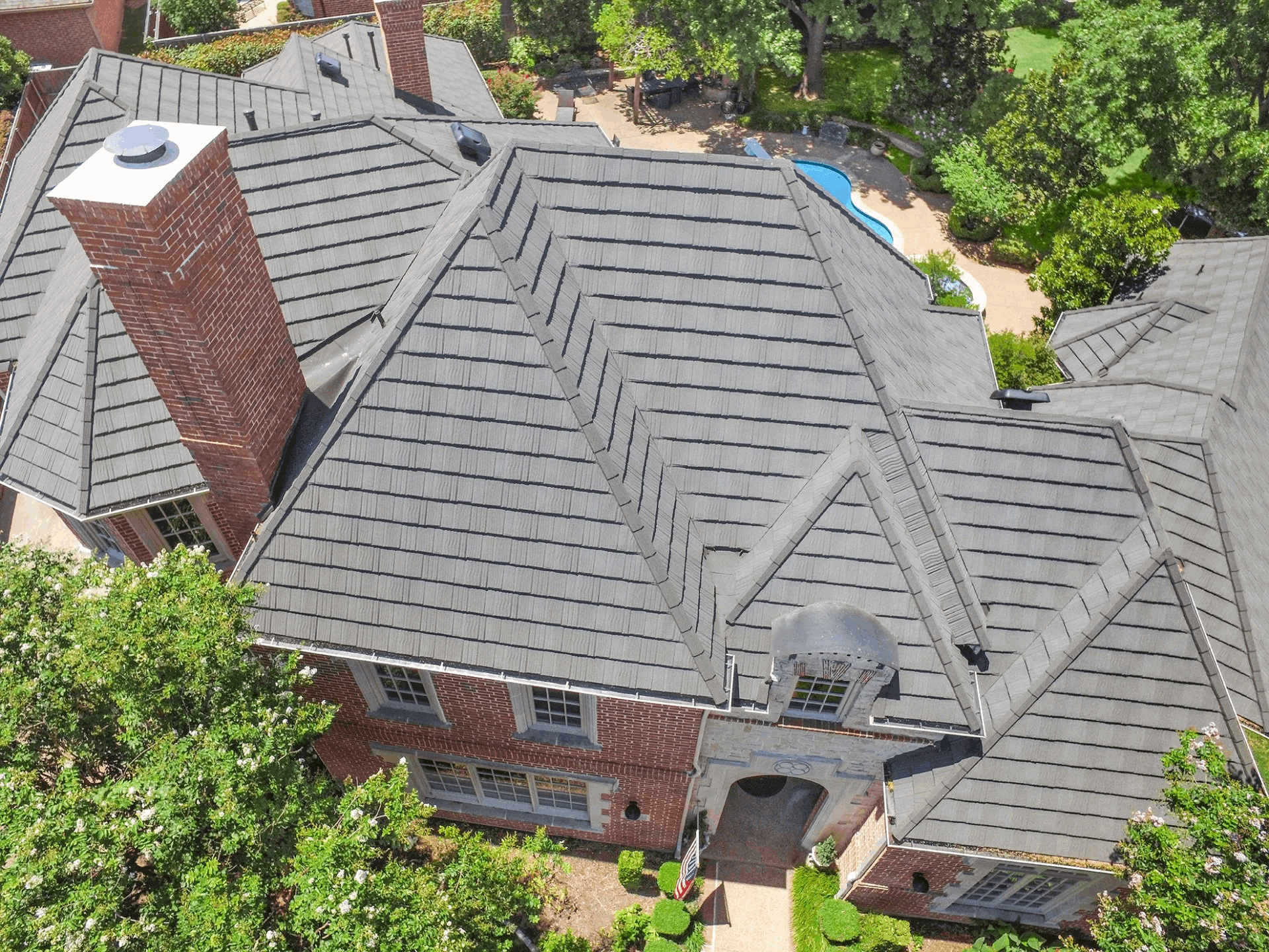 A bird 's eye view of a house with a roof that has been cleaned.